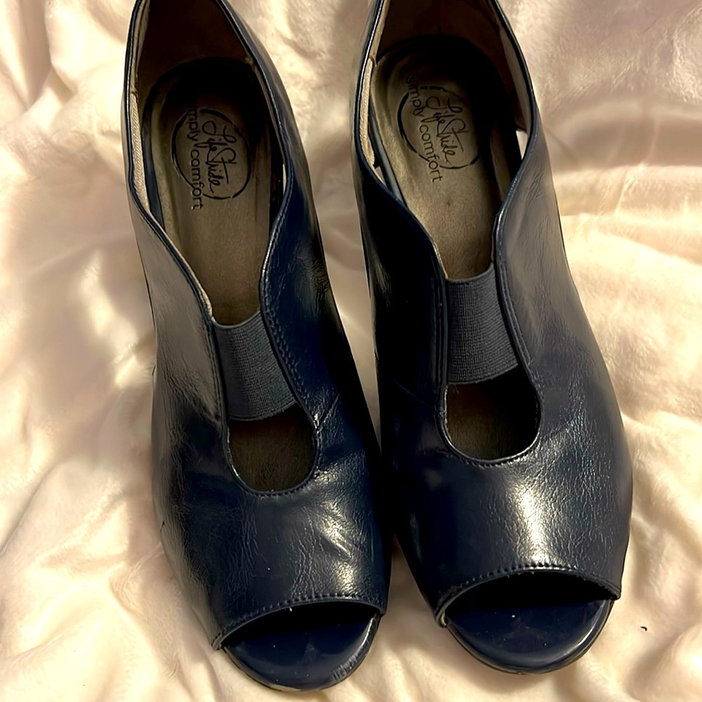 Navy pumps by stride Wright simply comfort. Size 8.